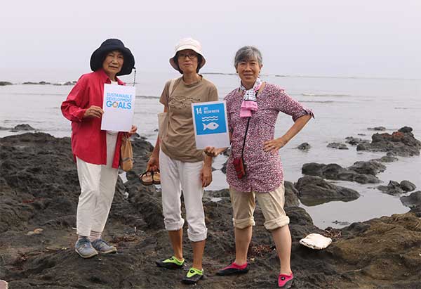 友人たちとSDGsの楽しく真剣な海岸ゴミ拾い