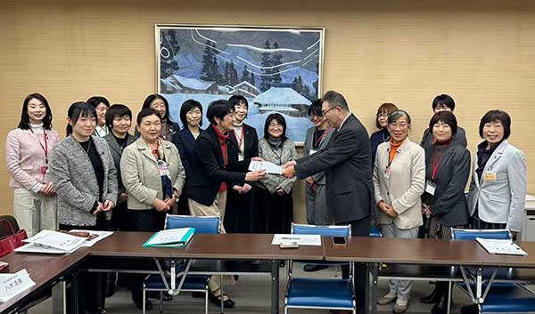 新潟県女性議員の会で県教育長に要望活動
